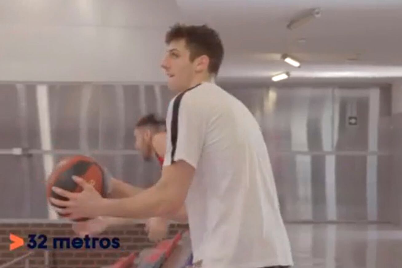 Leandro Bolmaro, justo antes de meter un tiro desde la tribuna y a 32 metros del aro.