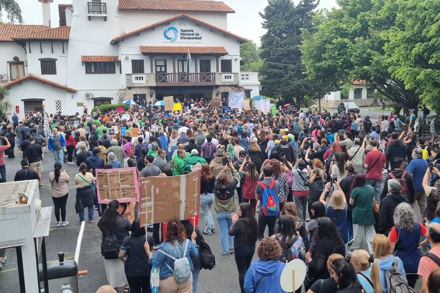 Protestas en las oficinas del Andis: manifestantes ingresaron al edificio y piden por las autoridades