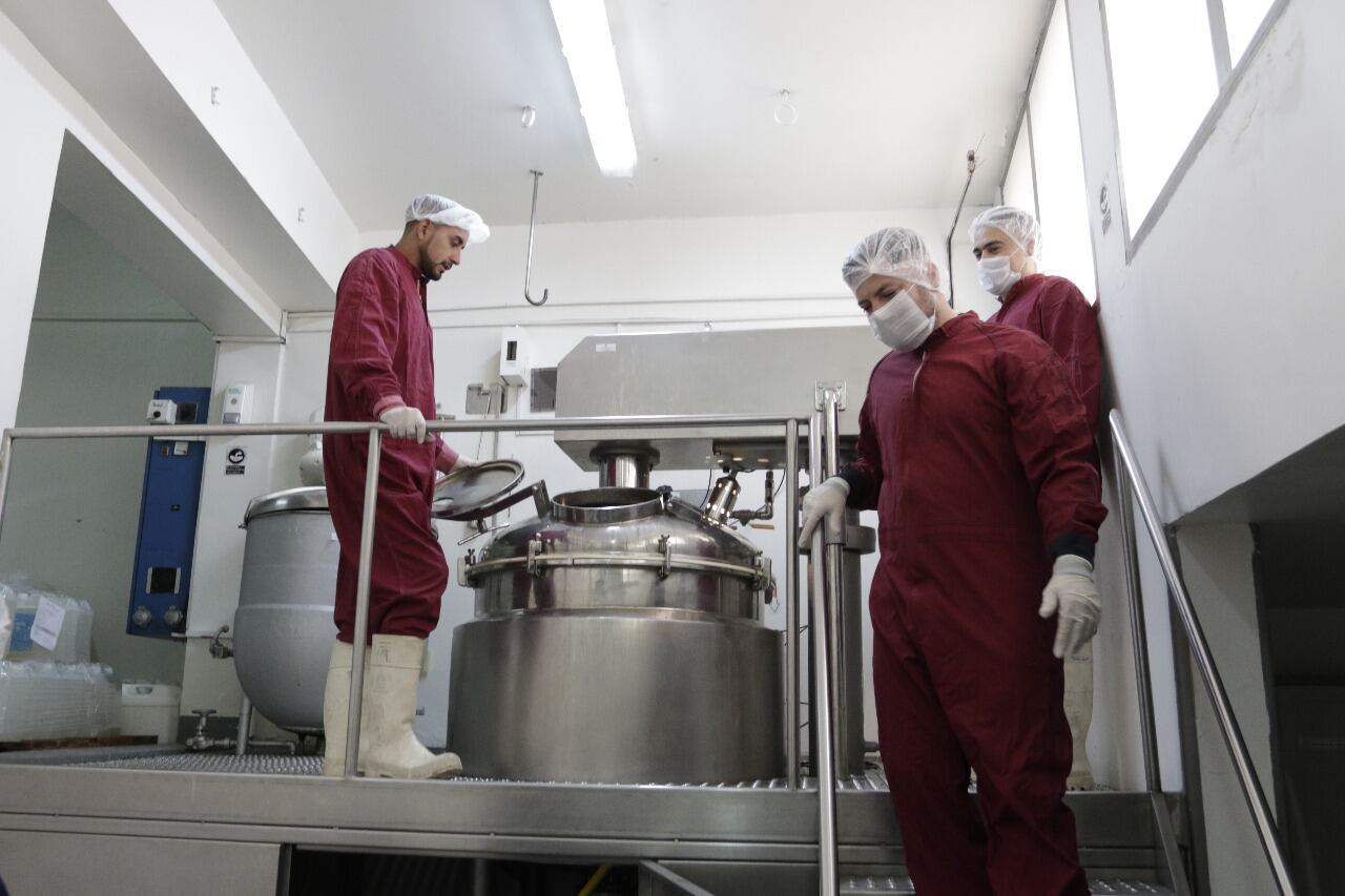 Los trabajadores del laboratorio recuperado Farmacoop (ex Roux Ocefa) producirán tests rápidos para detectar anticuerpos de coronavirus.