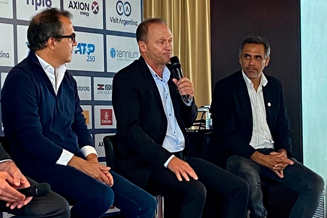 Martín Hughes (empresa Tennium), Martín Jaite (director del torneo) y Mariano Zabaleta (vice de la AAT) en el lanzamiento oficial del Argentina Open 2022
