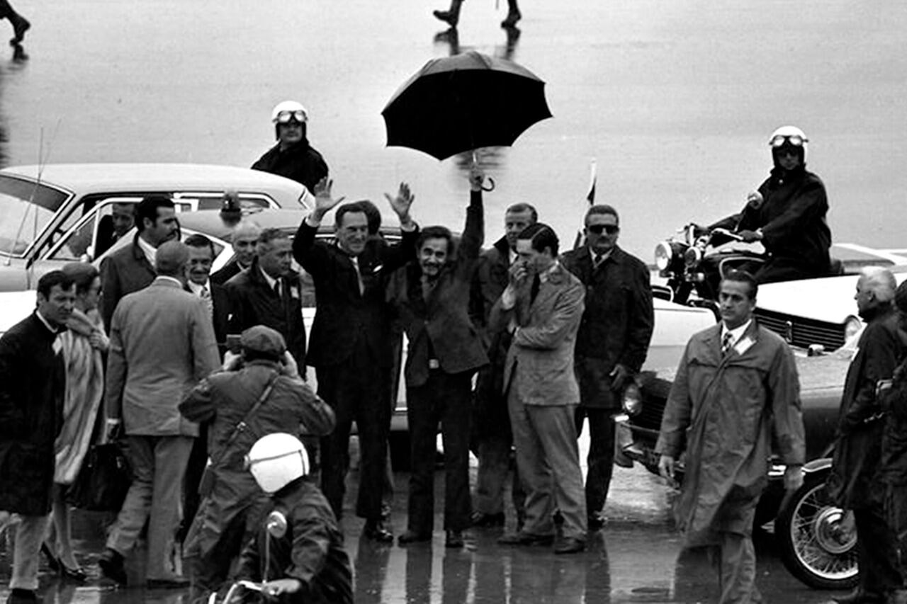 Perón en la pista de Ezeiza, 17 años después del golpe que lo mandó al exilio.