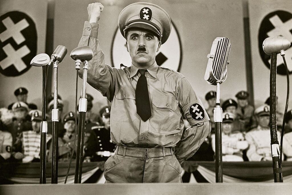 Chaplin como Hynkel, dictador de Tomania. Su otro personaje en el film es un peluquero judío que parece su doble. 