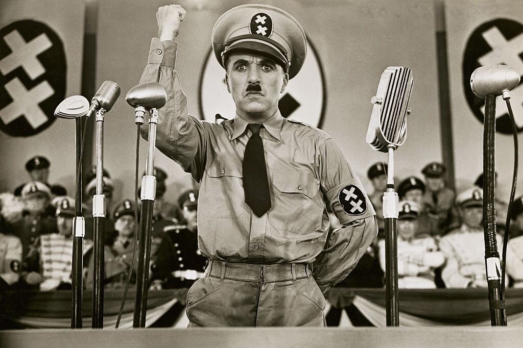 Chaplin como Hynkel, dictador de Tomania. Su otro personaje en el film es un peluquero judío que parece su doble.