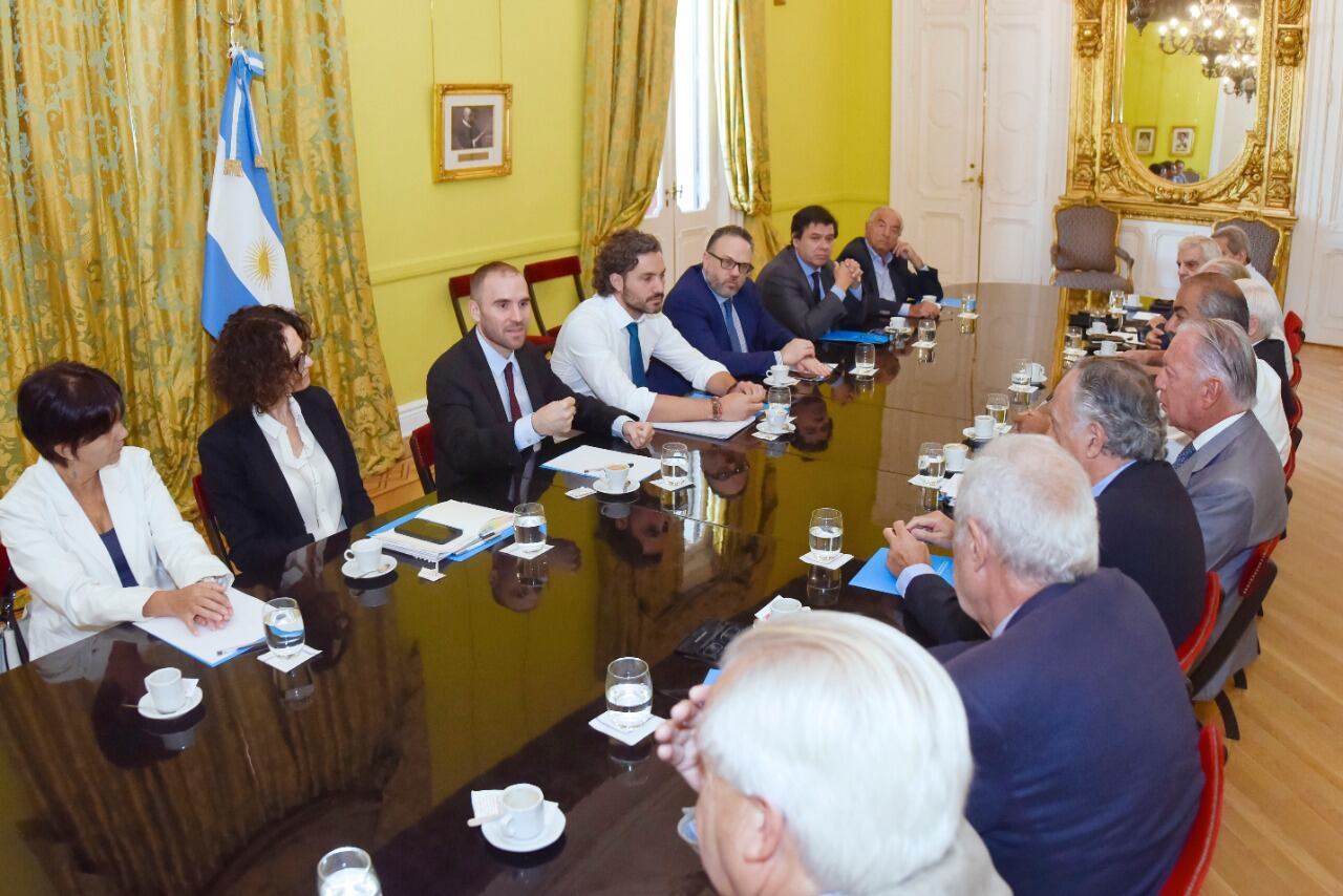 Foto de febrero, cuando el gabinete económico y social reunió a sindicalistas y empresarios para analizar el avance de las negociaciones con el Fondo Monetario Internacional (FMI).
