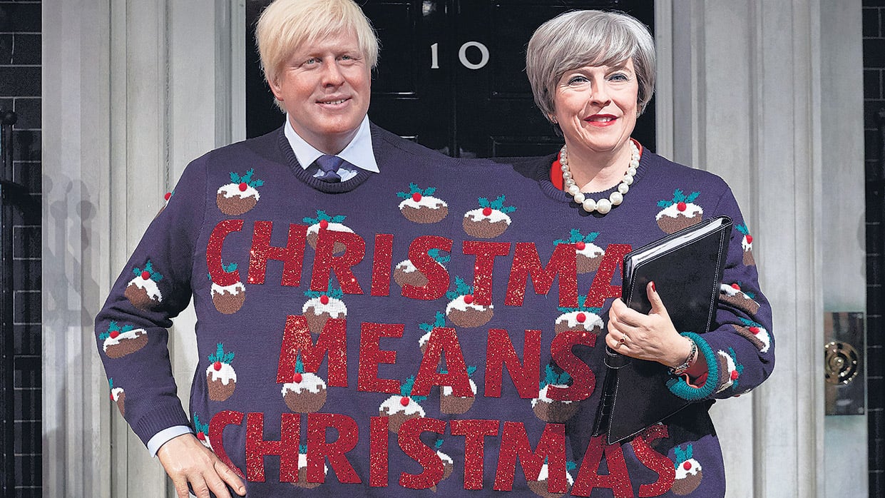 El ministro Boris Johnson y la premier Theresa May visten un sweater con motivos navideños.