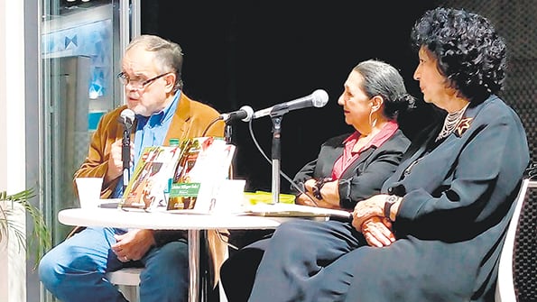 La autora, Alicia Dujovne Ortiz, junto a Luisa Valenzuela y Mempo Giardinelli.