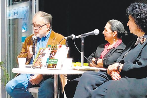 La autora, Alicia Dujovne Ortiz, junto a Luisa Valenzuela y Mempo Giardinelli.