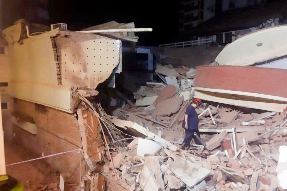  "Hoy a la mañana encontramos muchas pertenencias de dos de las víctimas, que quiere decir que llegamos a las habitaciones que utilizaban", expresó el funcionario