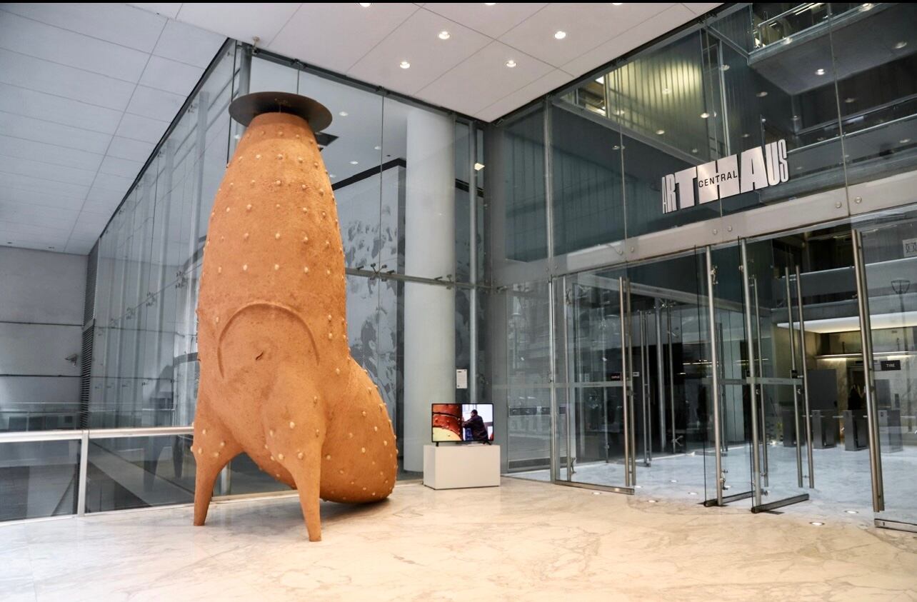 "Mamá Luchona" (2021), obra de Gabriel Chaile, en la sede de Arthaus.