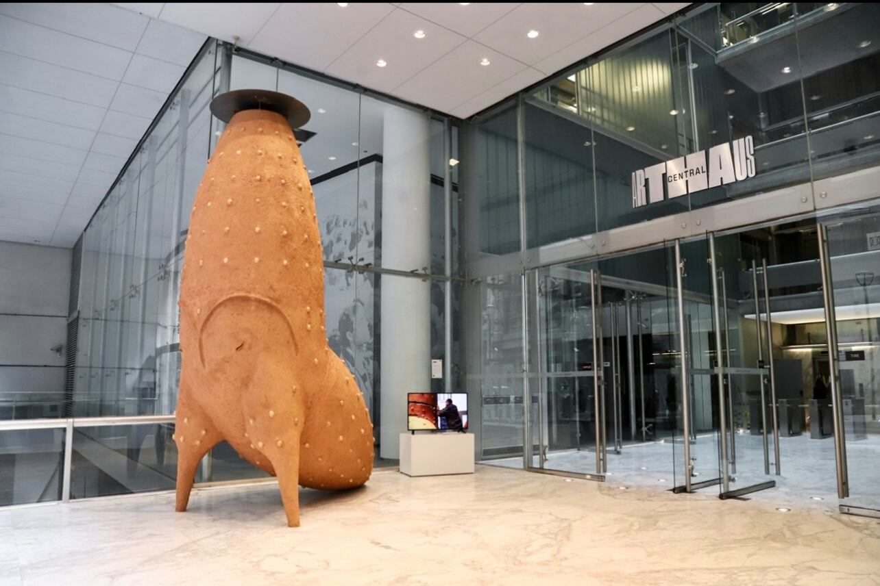 "Mamá Luchona" (2021), obra de Gabriel Chaile, en la sede de Arthaus.