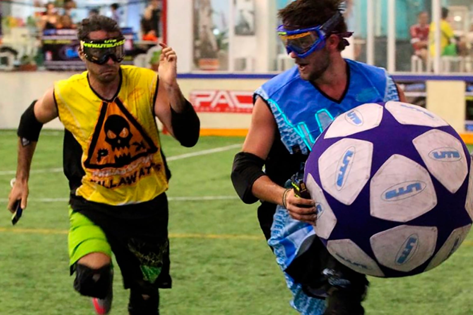 El momento de un choque eléctrico durante un partido de UTB.