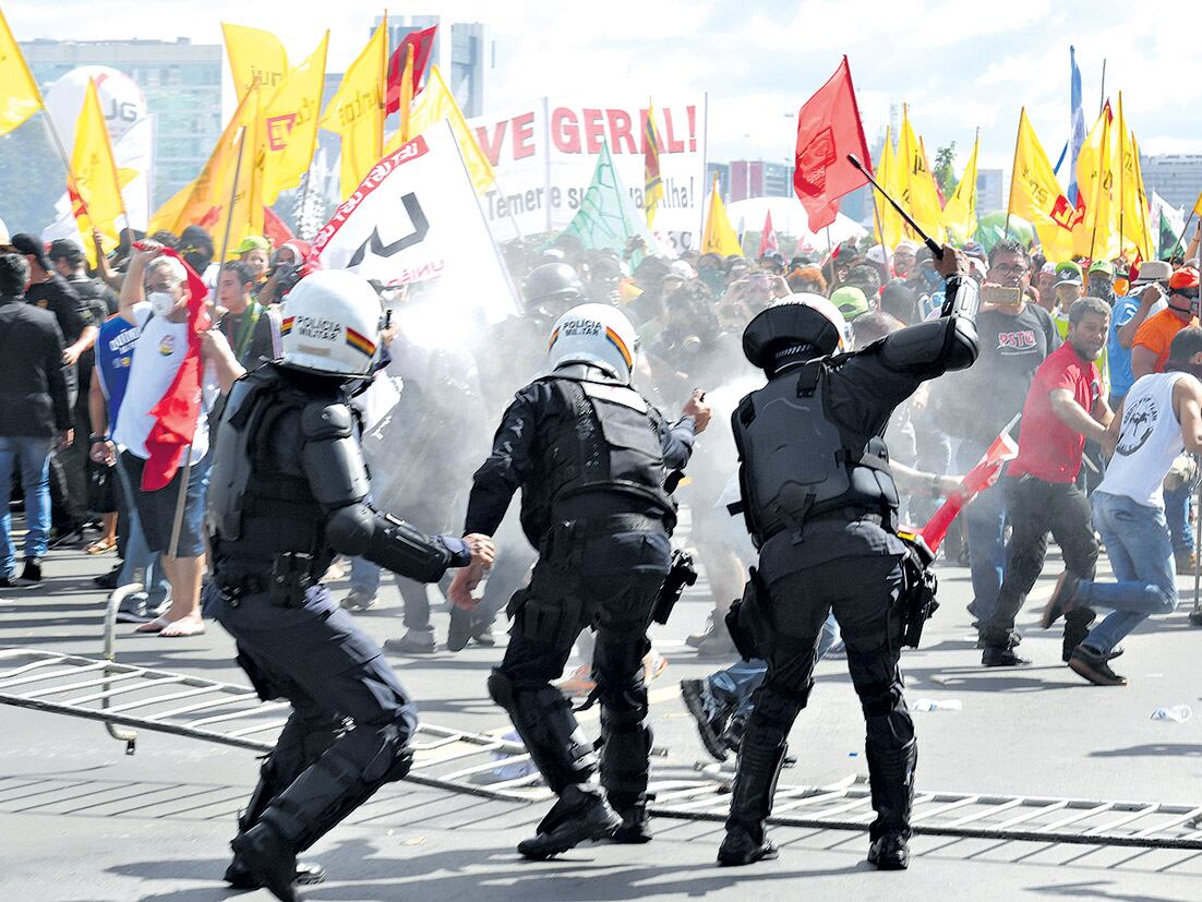 El saldo de la represión de la policía antimotines ayer en Brasilia alcanzó al menos 49 heridos de bala, gases lacrimógenos y golpes.