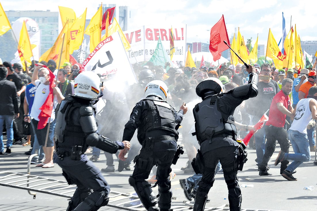 El saldo de la represión de la policía antimotines ayer en Brasilia alcanzó al menos 49 heridos de bala, gases lacrimógenos y golpes.