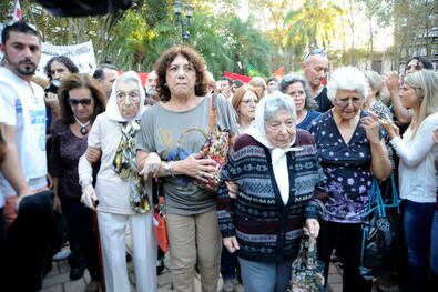 A las Madres de la Plaza 25 de Mayo les fue difícil caminar entre tanto afecto.