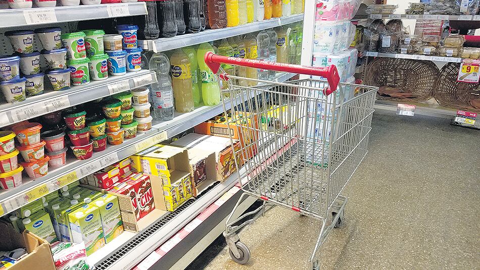 De acuerdo a las estimaciones, la caída se explica por la merma en el poder adquisitivo de los salarios más bajos.