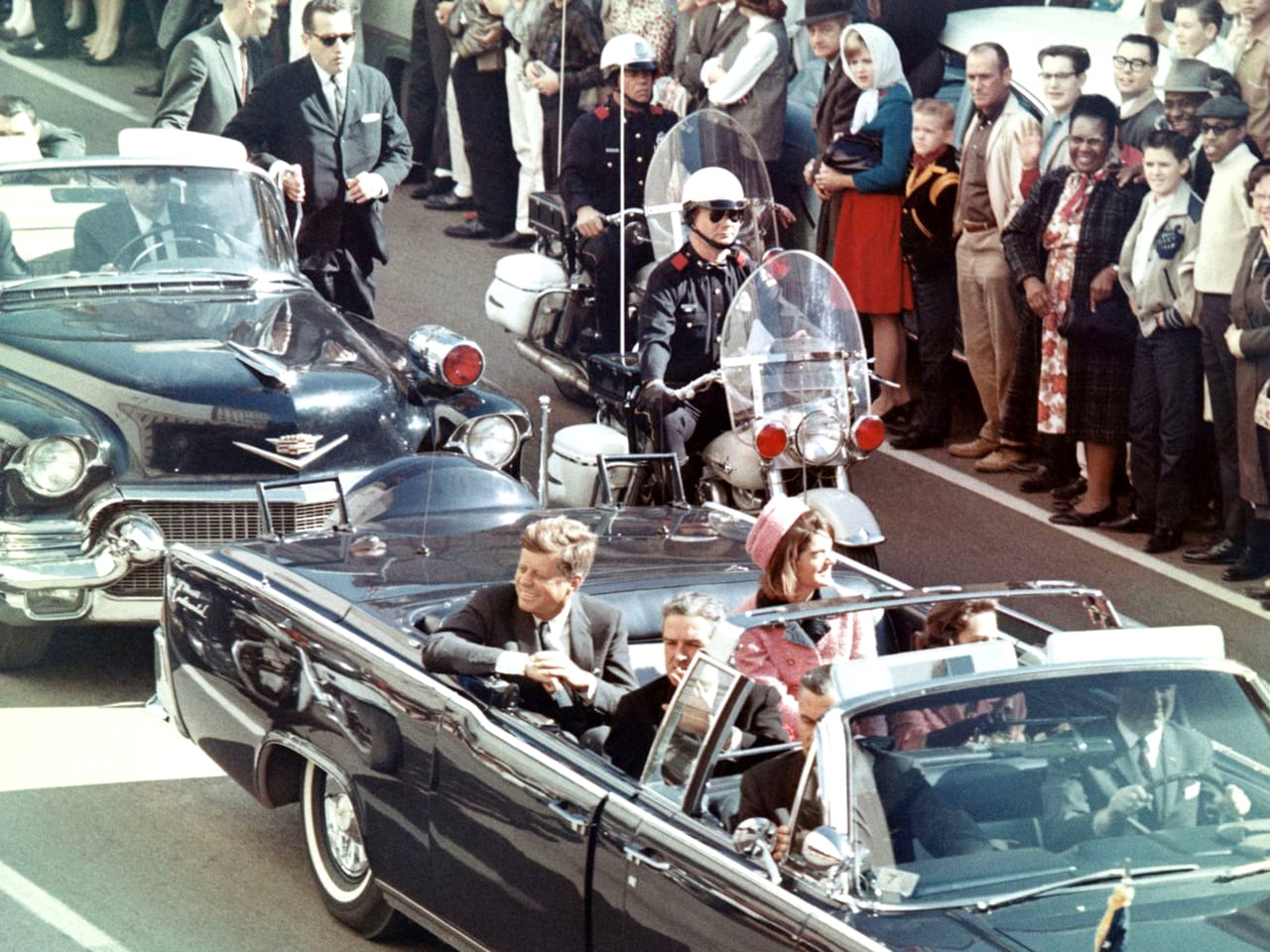 El presidente Kennedy en su limusina en Dallas, Texas, minutos antes del asesinato. 
