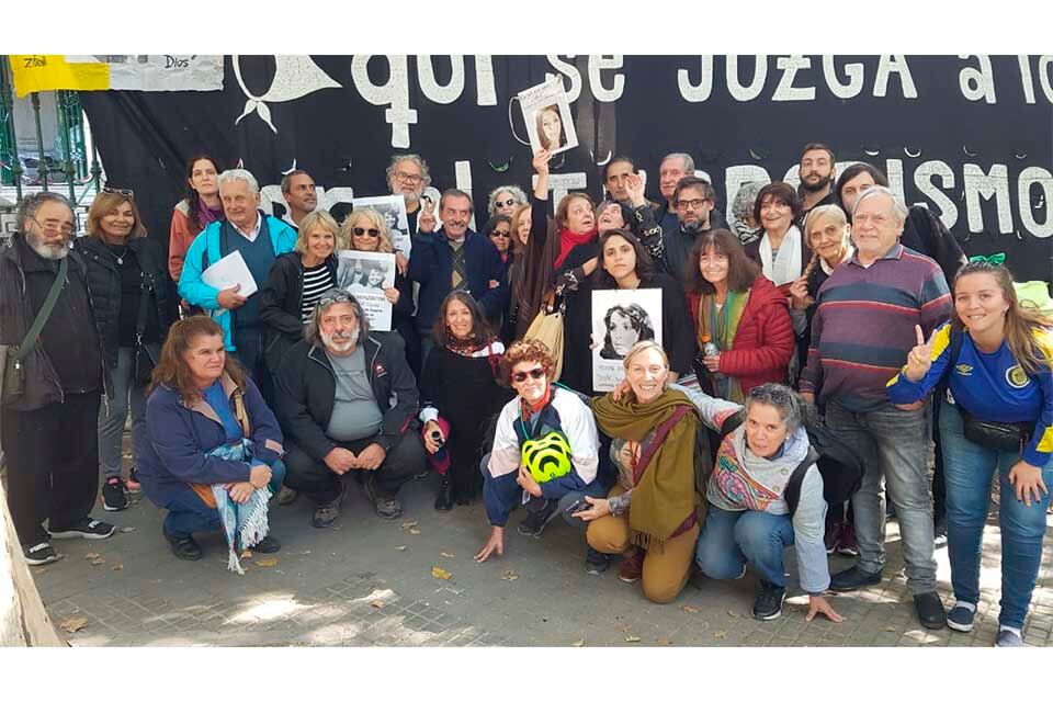 Familiares, amigos y compañeros de Norma Coutada estuvieron ayer en el juicio. 