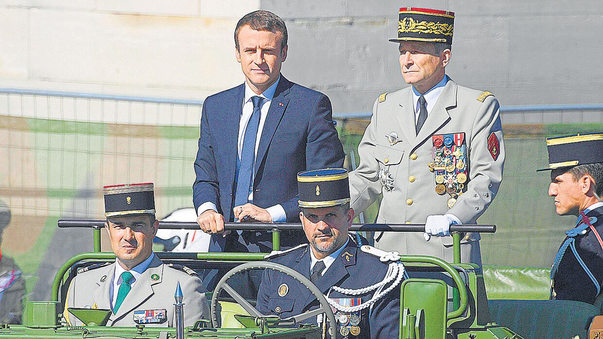 El 14 de julio durante el desfile militar se vio al presidente Macron junto al general Villiers de Saintignon.