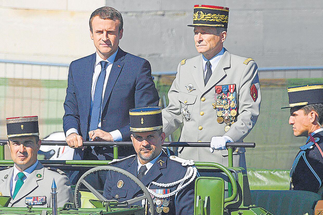 El 14 de julio durante el desfile militar se vio al presidente Macron junto al general Villiers de Saintignon.