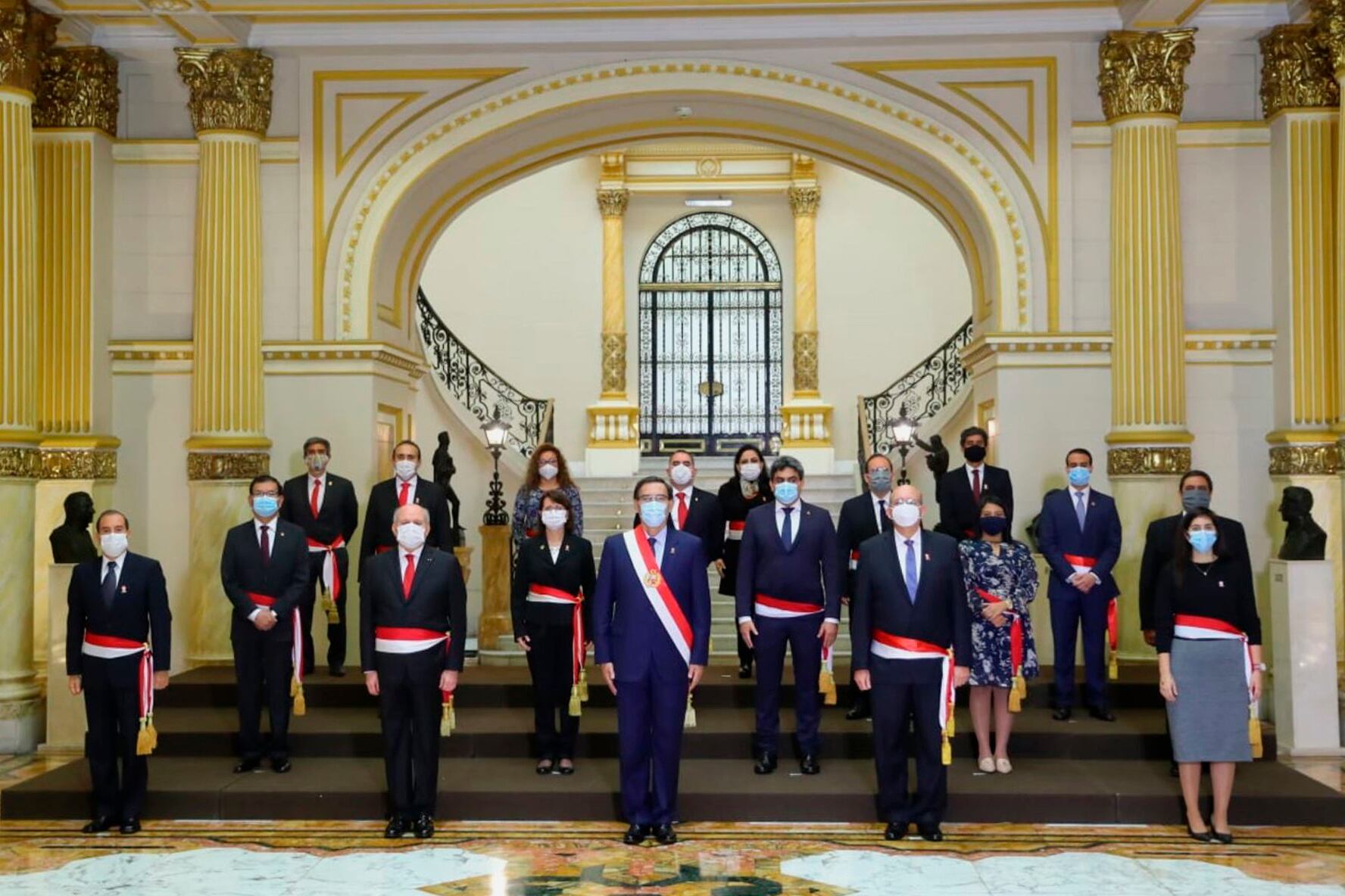 El presidente Martín Vizcarra (c) posando junto a su reformado Gabinete de Ministros este miércoles, en el Salón Dorado de Palacio de Gobierno, en Lima.