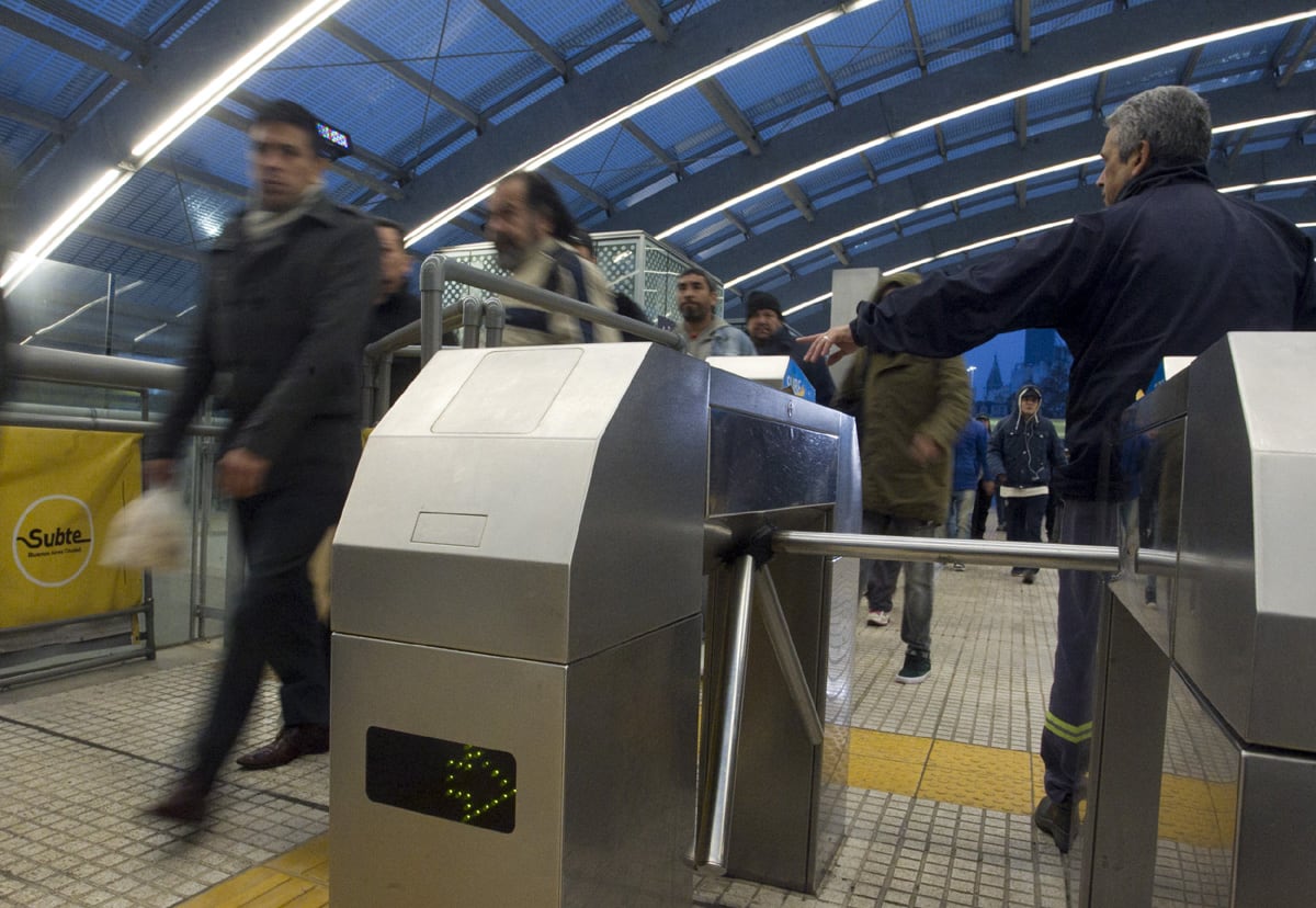 Los trabajadores no descartan volver a abrir los molinetes esta tarde.