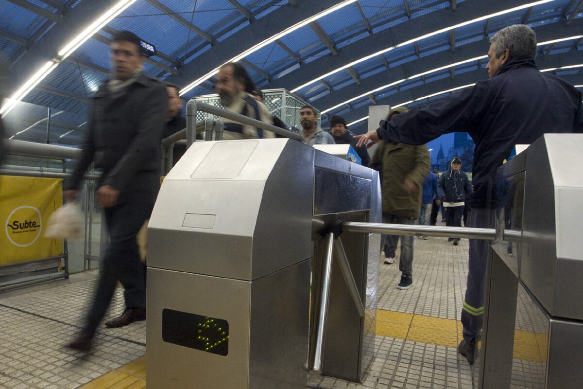 Los trabajadores no descartan volver a abrir los molinetes esta tarde.