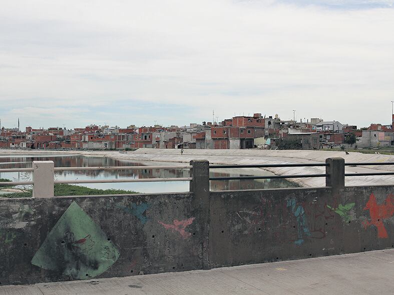 Los Piletones, el lago Soldati y el lugar de la golpiza contra Vera. A la izquierda estaba la garita luego desmantelada.
