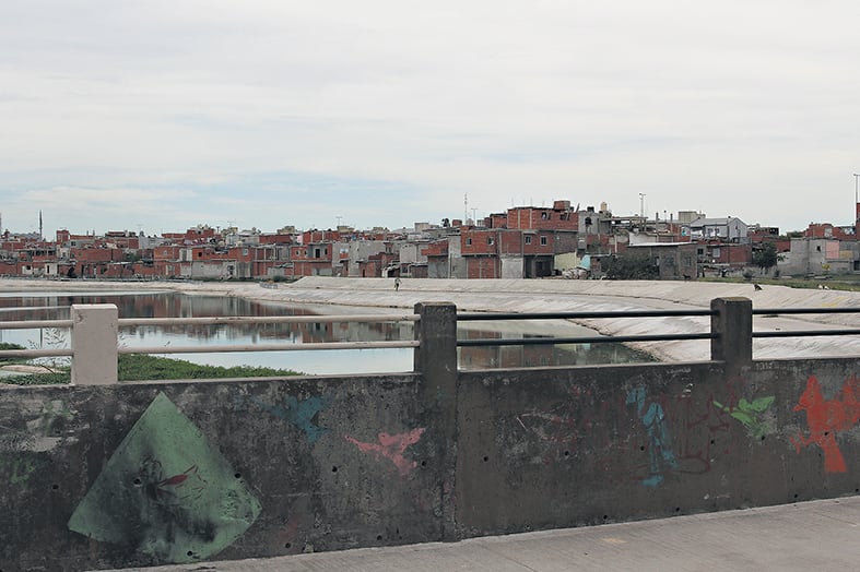 Los Piletones, el lago Soldati y el lugar de la golpiza contra Vera. A la izquierda estaba la garita luego desmantelada.
