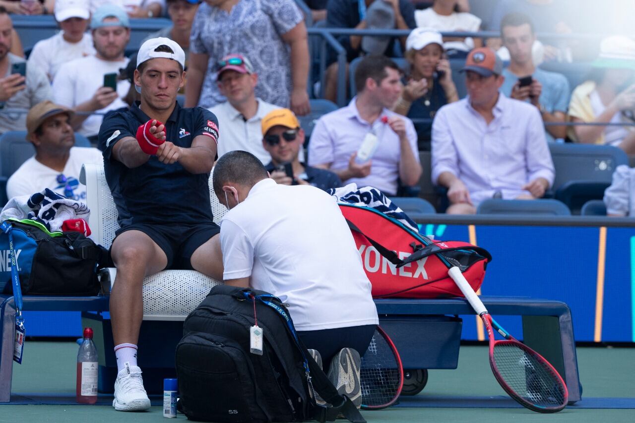 Báez es atendido por el médico antes de abandonar.