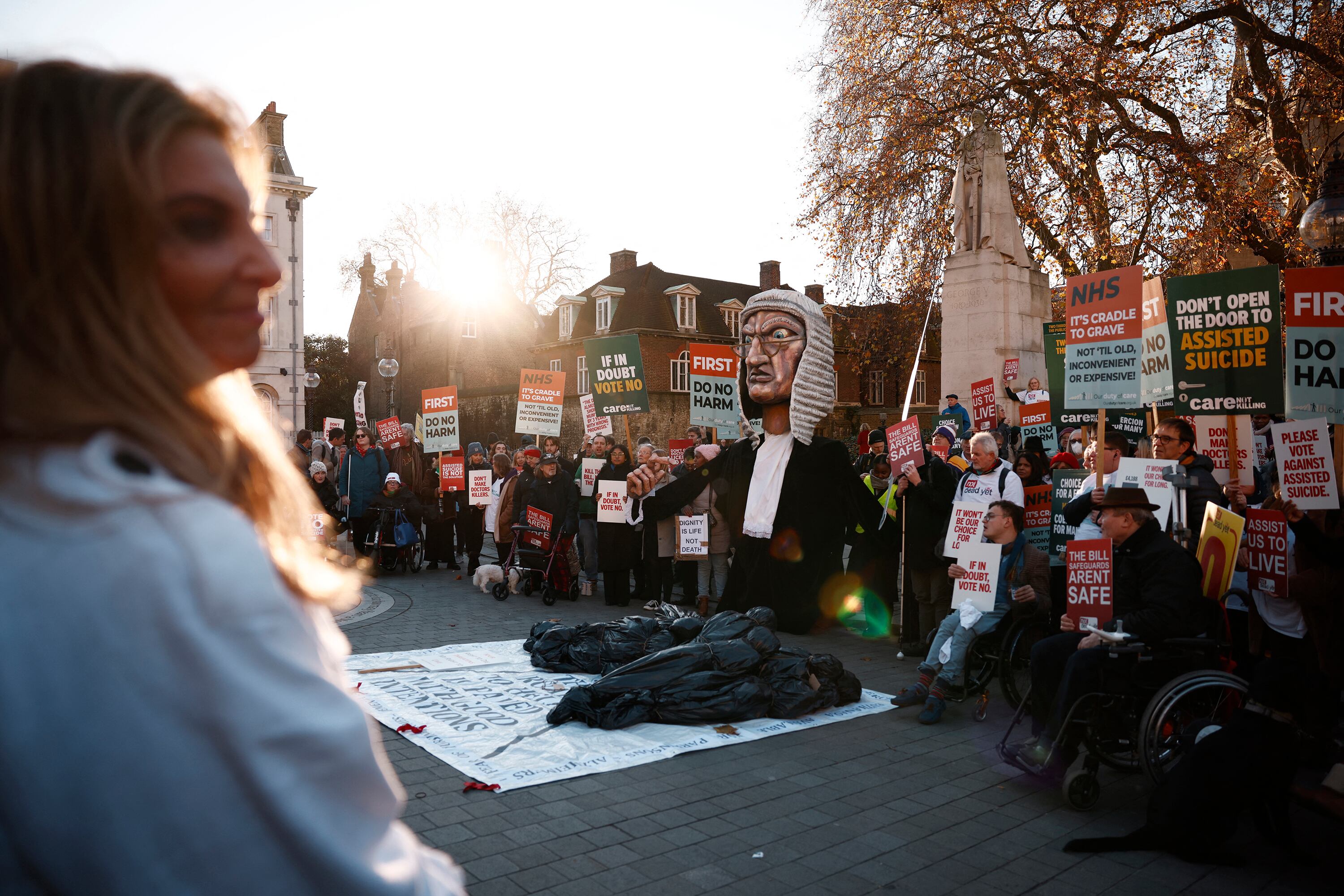 Manifestantes en contra de la ley protestan en Londres.