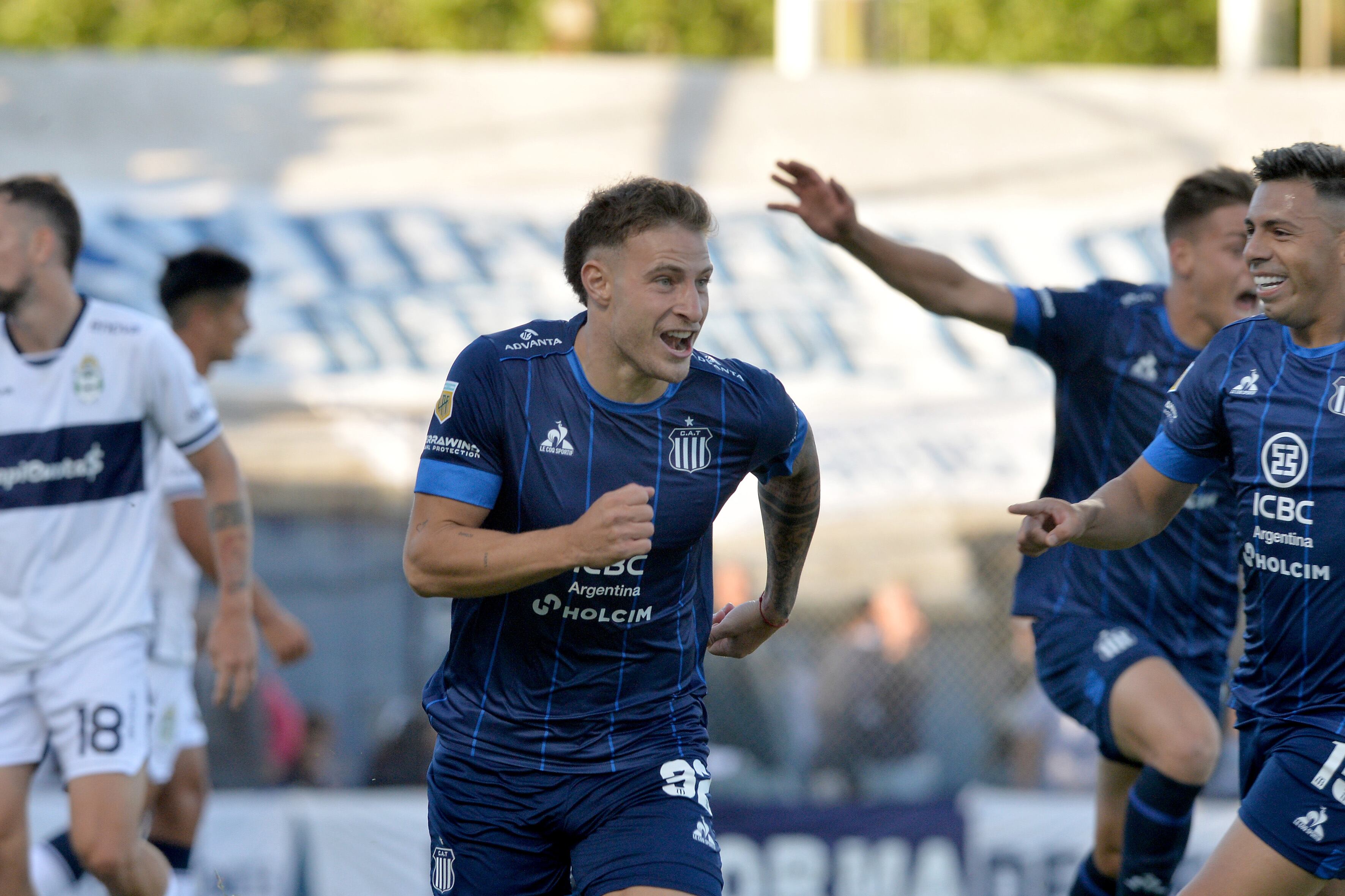 Bruno Barticciotto festeja el gol del triunfo de la T en La Plata.