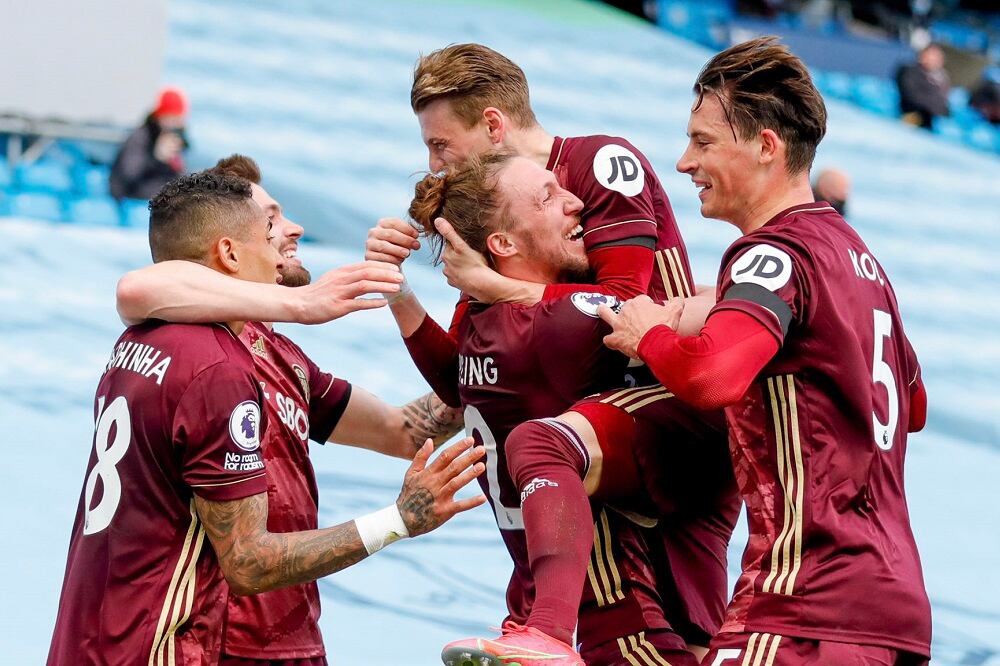 El alocado festejo de los jugadores del Leeds por el triunfo ante el líder de la Premier.