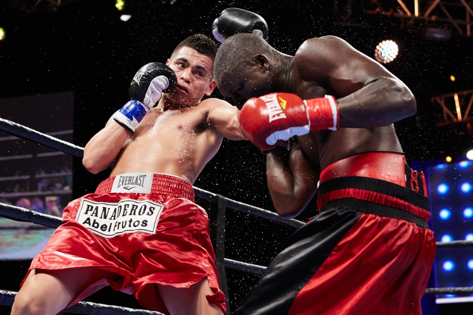 Fabián Maidana coloca su potente zurda.