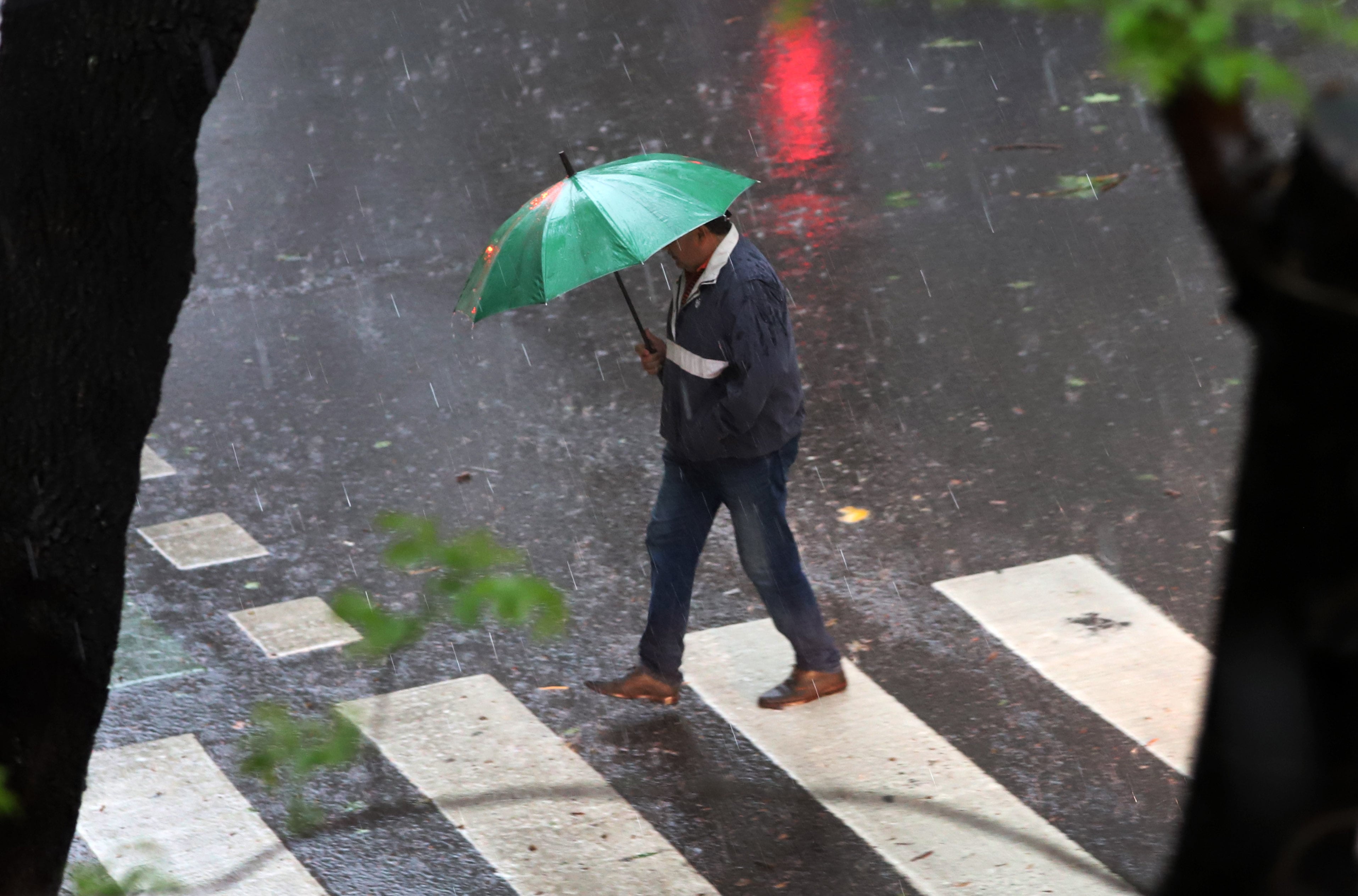 Se esperan tormentas y viento del sur con ráfagas de hasta 60 kilómetros por hora.