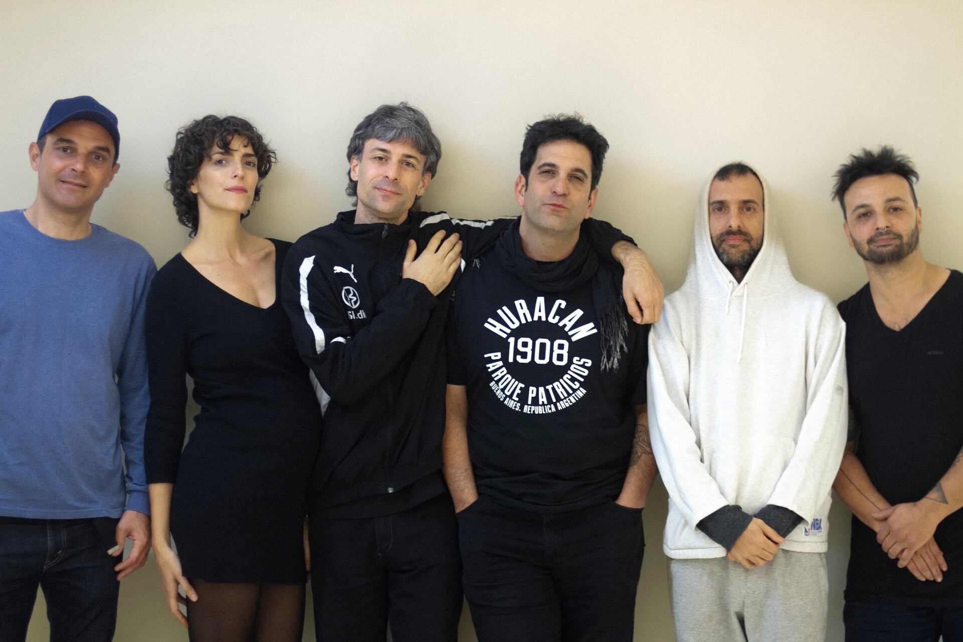 "Ashram son los lugares meditativos del yoga, en tanto que After invoca esa cultura de la música de clubes", explica la banda