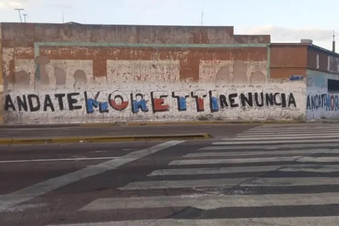 Pintada contra Moretti en la calle Cruz