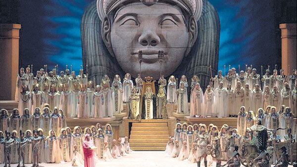 Entre los cantantes, la soprano Latonia Moore como Aída se destacó sobre el resto.