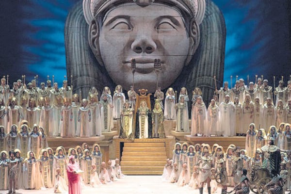 Entre los cantantes, la soprano Latonia Moore como Aída se destacó sobre el resto.