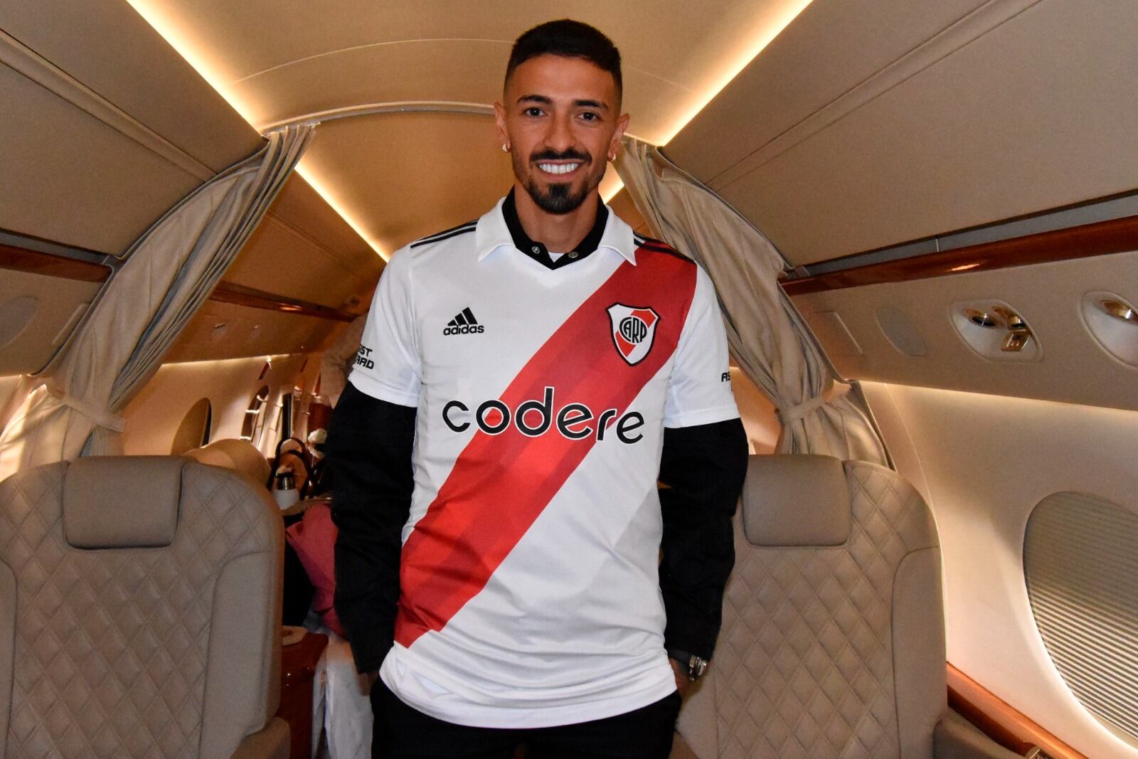Lanzini llegó con la camiseta de River puesta en el avión