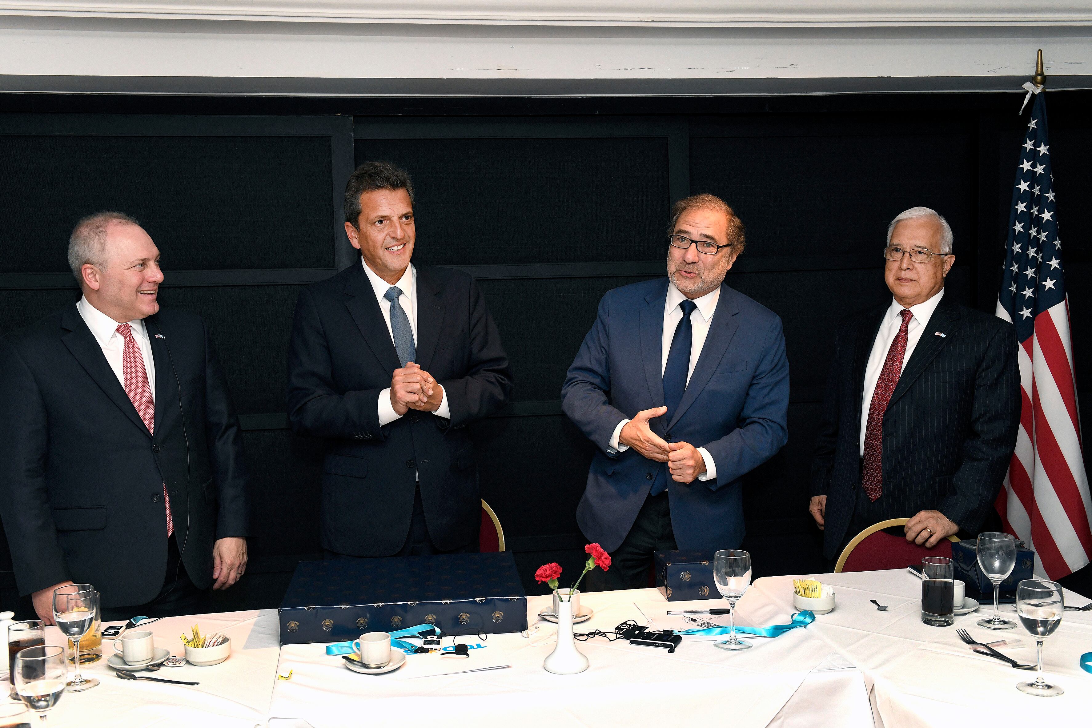 Sergio Massa y Jorge Argüello en el encuentro con el embajador Edward Prado y los congresales.