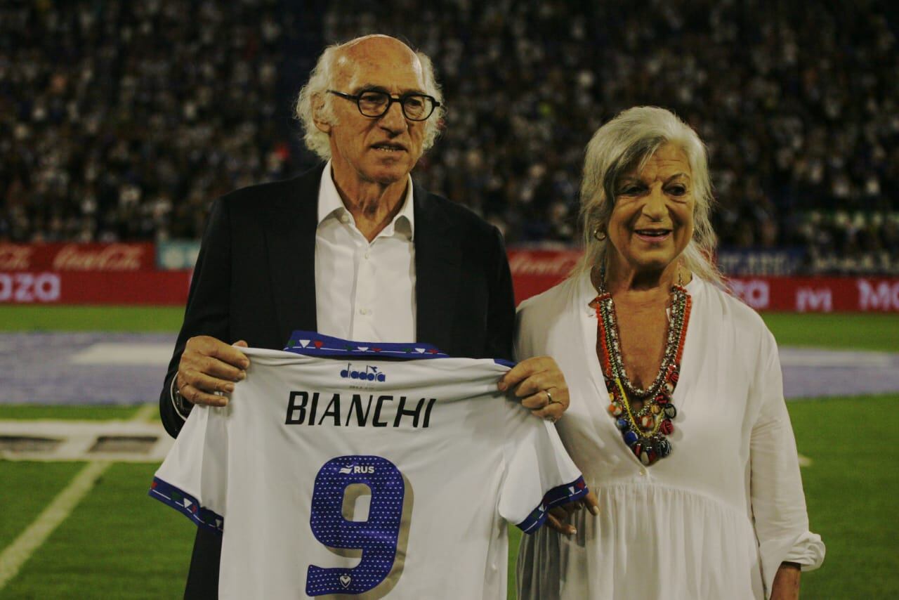 Carlos Bianchi y Margarita en el José Amalfitani. Al rato se prendieron los regadores...