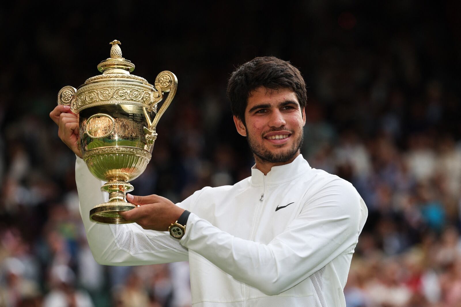 Carlos Alcaraz con el trofeo de Wimbledon, su segundo Grand Slam.