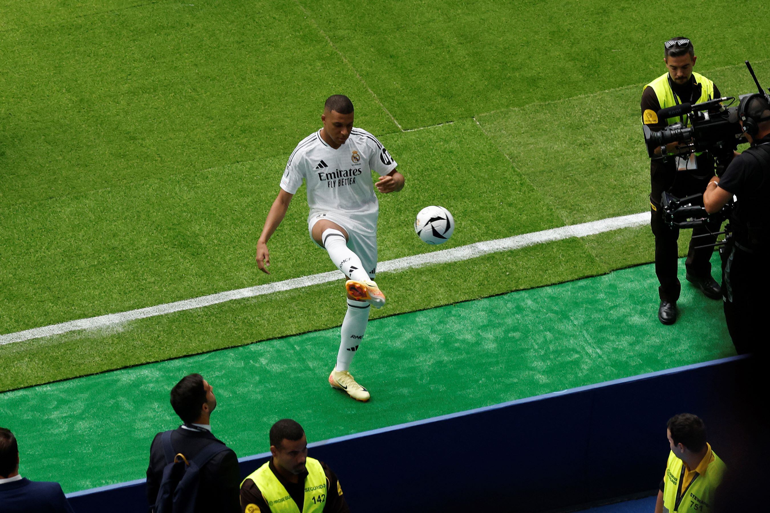 Una postal que disfruta el fútbol mundial: Mbappé con la camiseta del Real Madrid