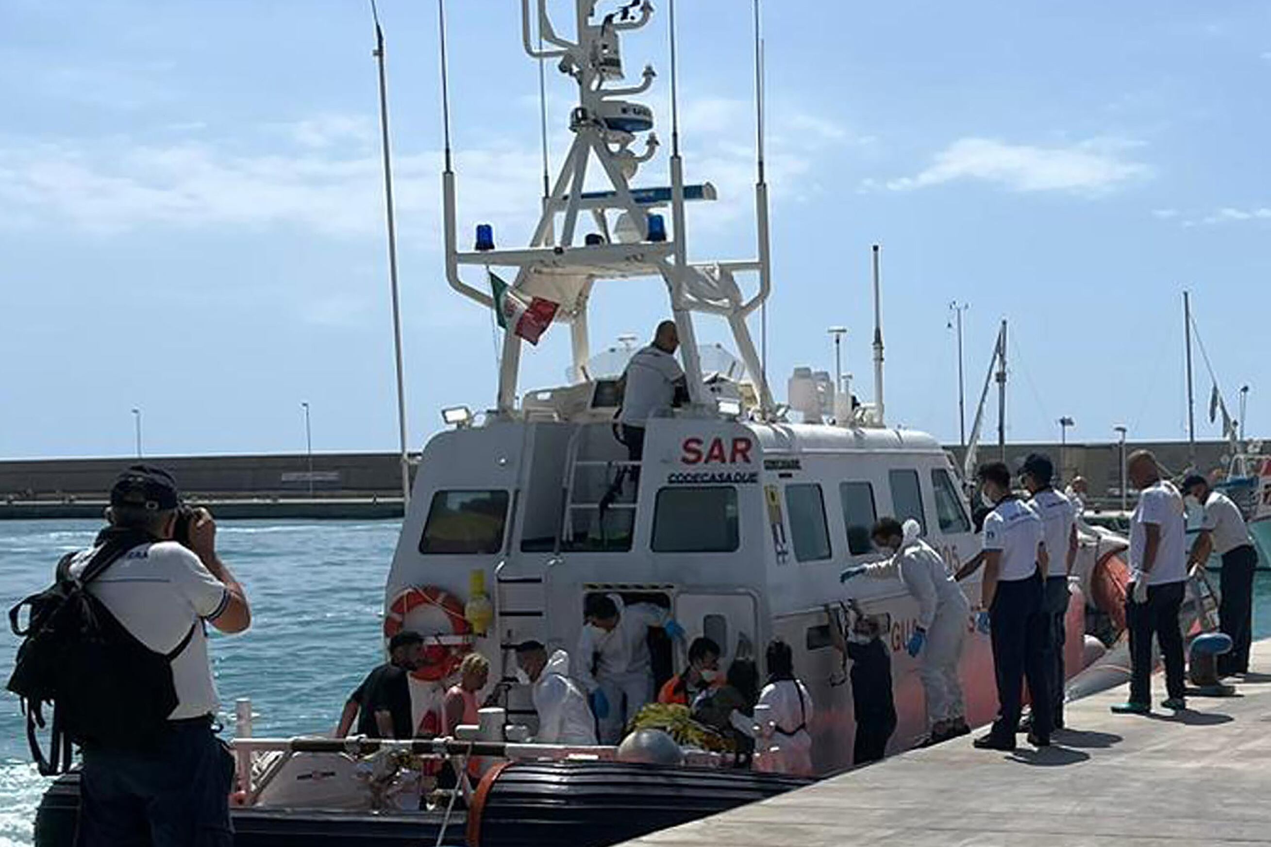 Desembarco en Italia de los sobrevivientes del naufragio.