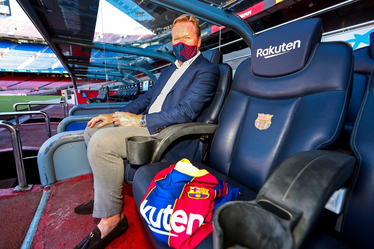 Ronald Koeman posa junto a la casaca del Barcelona.
