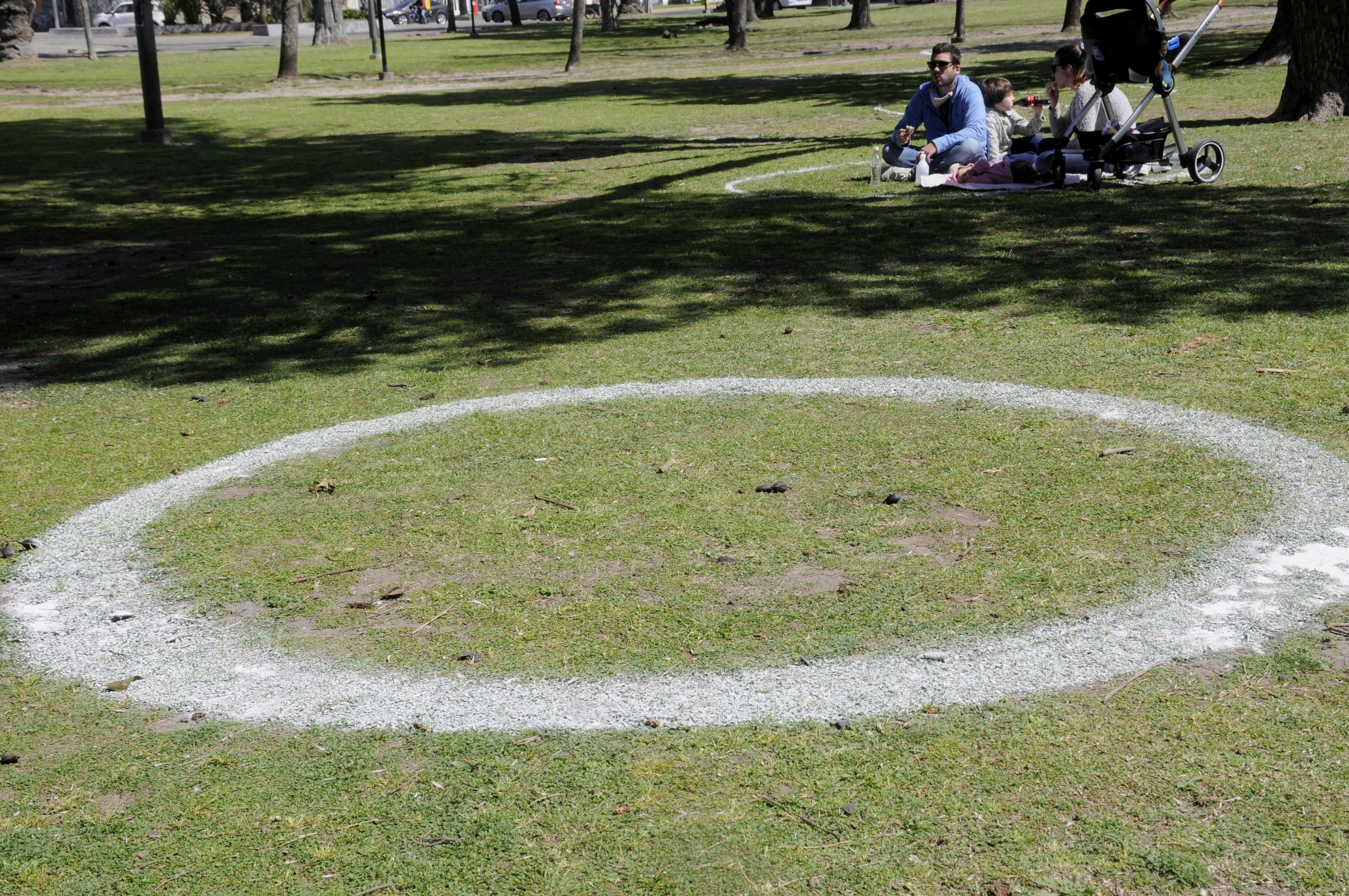 En La Plata, demarcaron círculos en plazas y parques.