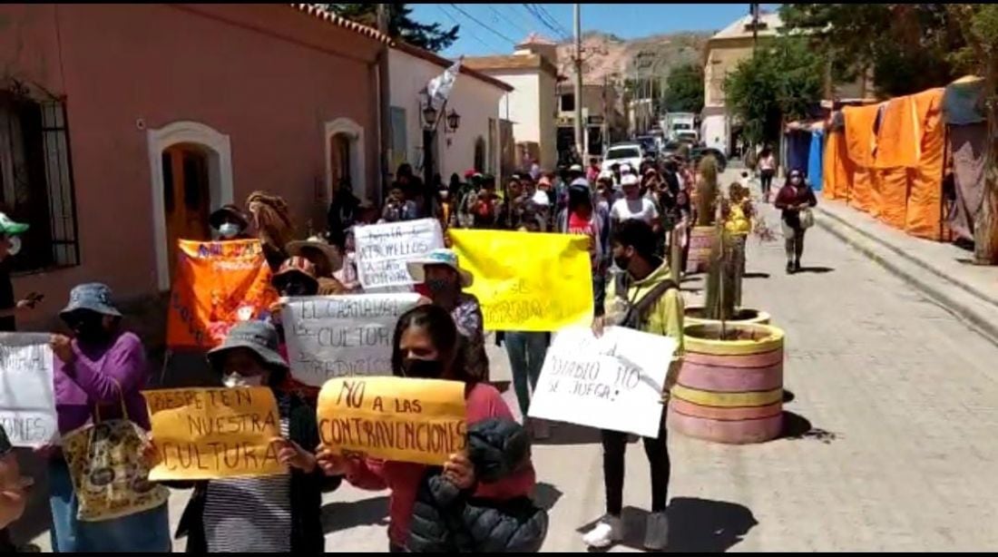 Hubo protestas contra las restricciones horarias.  