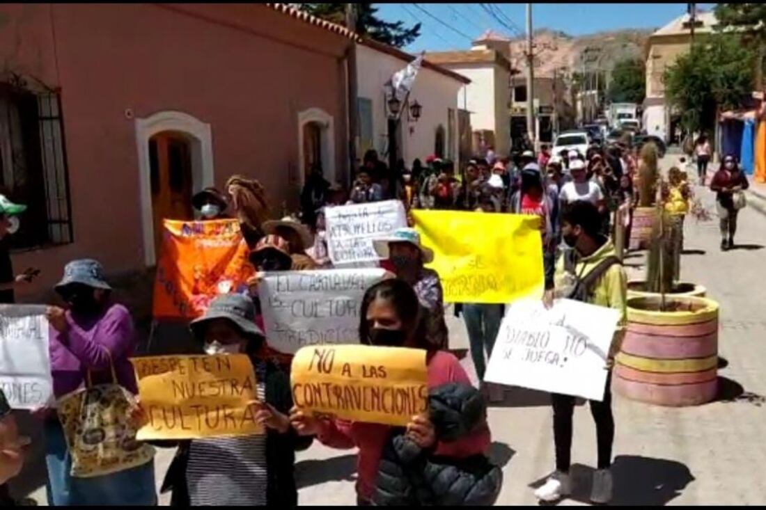 Hubo protestas contra las restricciones horarias.