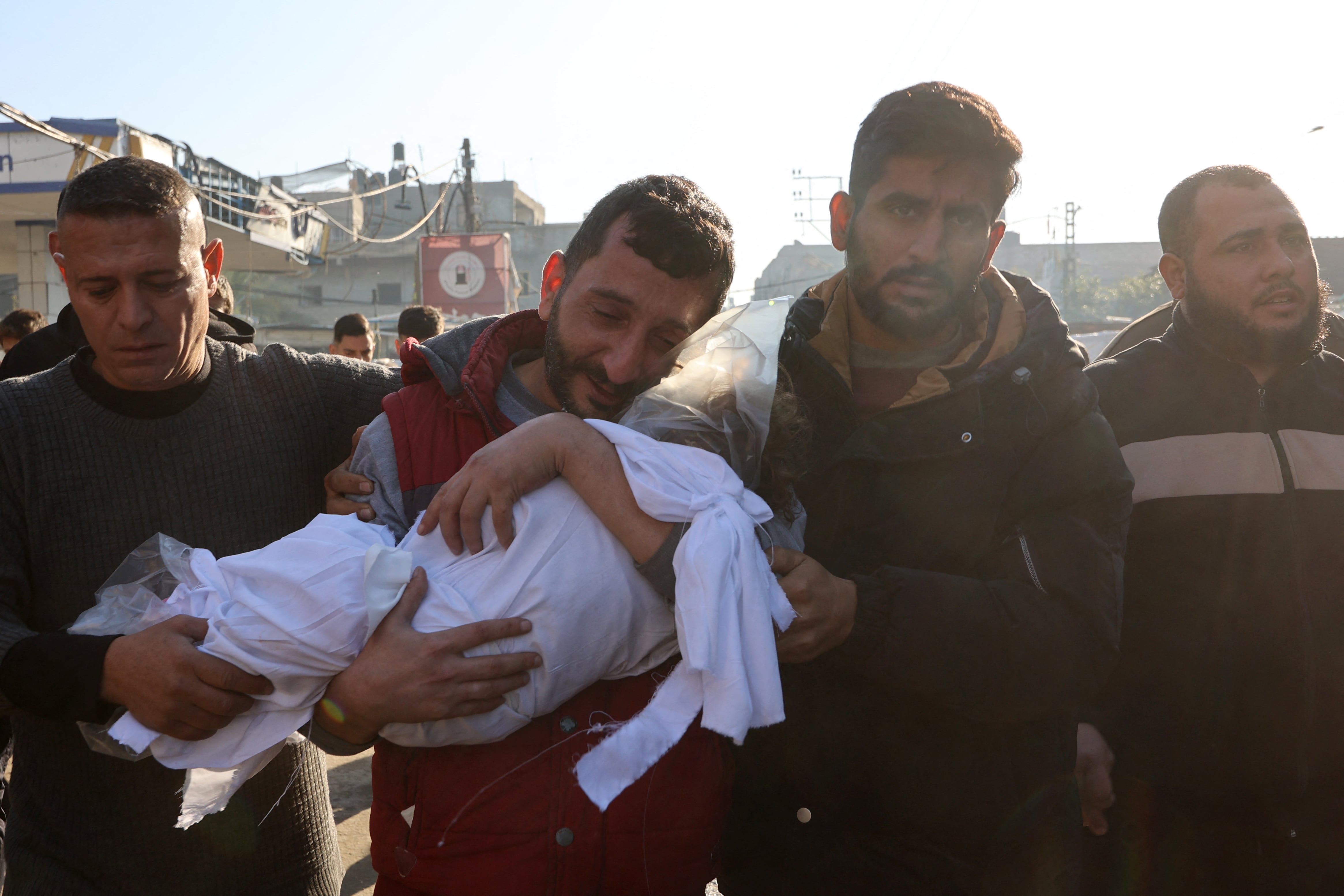 Funeral de un niño muertoen un ataque en Jabalia, Franja de Gaza.