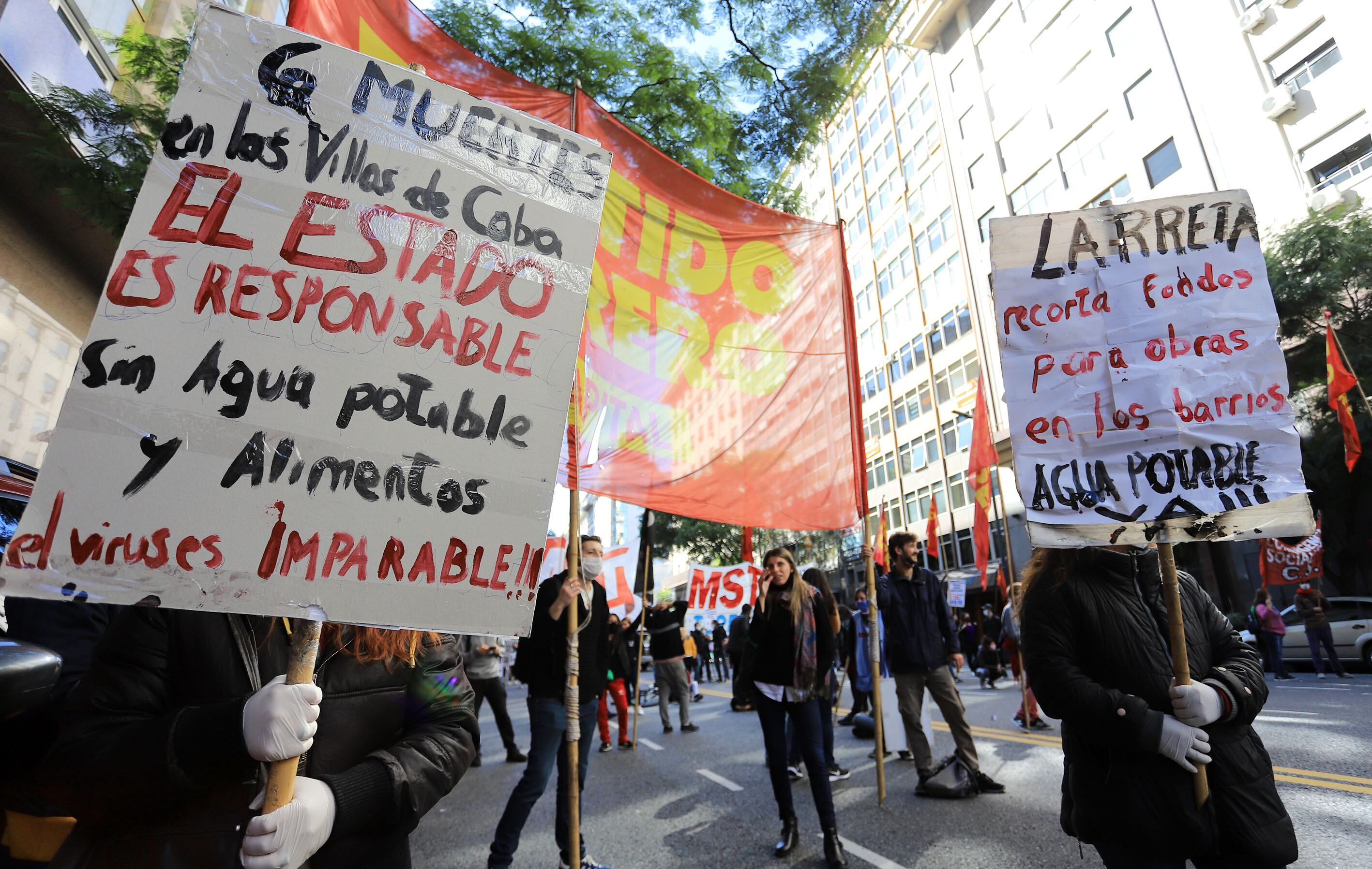 Agrupaciones de izquierda protestan frente a la Legislatura porteña, mientras se realizaba la sesión.